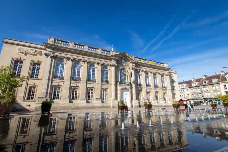 mairie de beauvais la mairie de beauvais et la place jeanne hachette avec son miroir d'eau